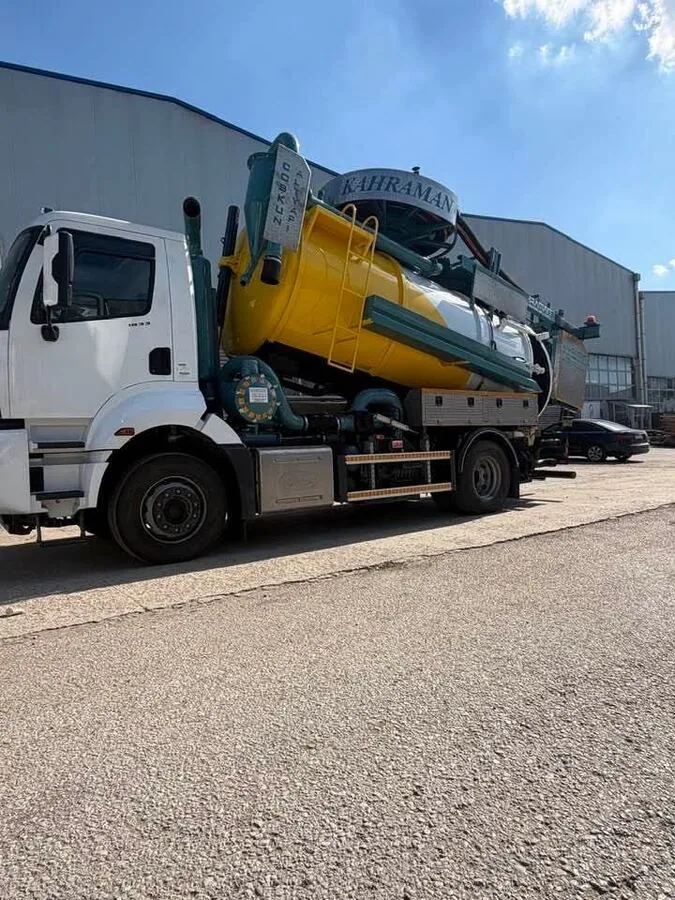 Kartal Kuka Vidanjör hizmeti veren Kartal Vidanjör aracının fotoğrafı